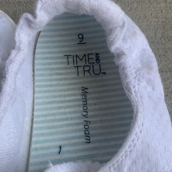 Women’s size 9 sneakers - Picture 6 of 9